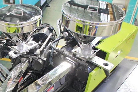 如何選擇混雙色注塑機(jī)？看完后漲知識(shí)！