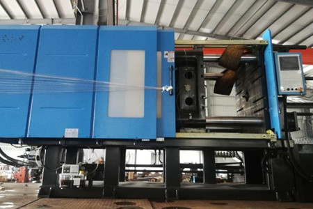 果筐注塑機廠家如何保證設(shè)備性能的一致性和穩(wěn)定性？